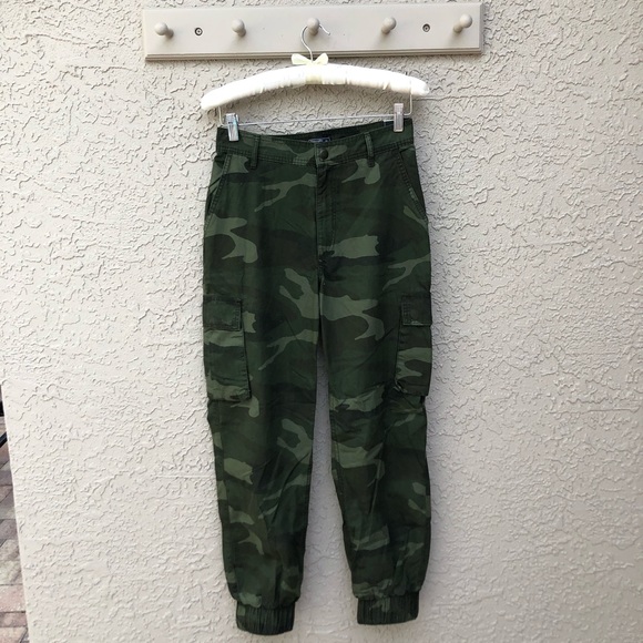 Abercrombie & Fitch Pants - NWT Abercrombie& Fitch Cargo Joggers- Camo size XS